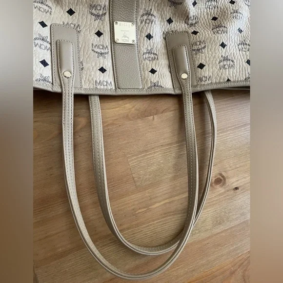📌SOLD📌 MCM Beige Women's Liz Shopper Visetos Medium No Zip Pouch With Dustbag - Picture 7 of 10